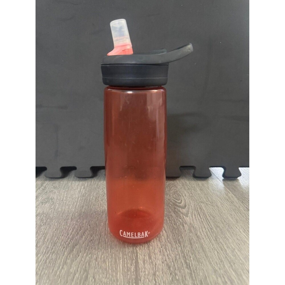 The CamelBak Chute Mag 32 oz Red water bottle